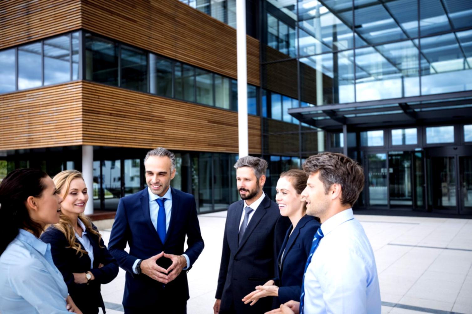 Session de formation meralovixyn avec des entrepreneurs travaillant sur des analyses financières